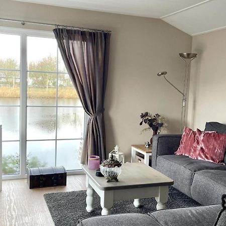 Chalet Makkum C99B Met Prive Gelegen Tuin Aan Het Water Exterior foto