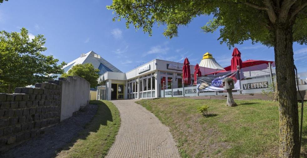 Chalet Makkum C99B Met Prive Gelegen Tuin Aan Het Water Exterior foto