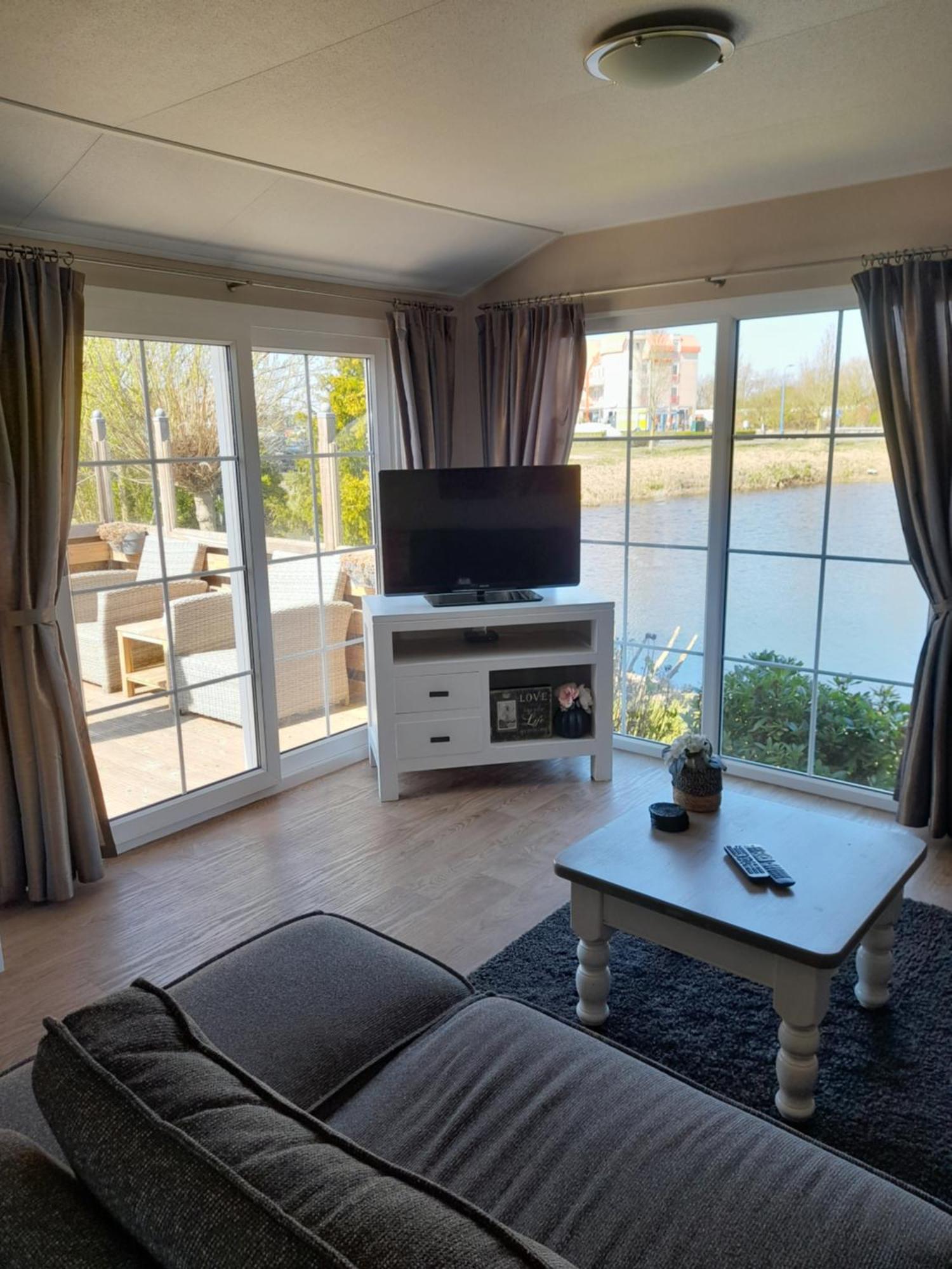 Chalet Makkum C99B Met Prive Gelegen Tuin Aan Het Water Exterior foto